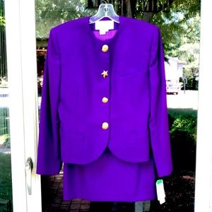 Vintage Jones NewYork purple suit size 8 worsted wool , shell theme buttons. New